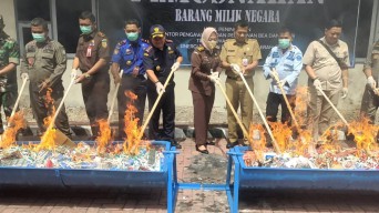 Bea Cukai Kediri Bakar Arak Bali, Vape dan Rokok, Kenapa Sih?