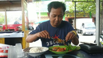Menikmati Tumis Lobster Air Tawar di Warung Tepi Jalan Kota Pasuruan