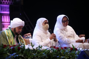 Khofifah Bersama Ribuan Syekhermania Berselawat di Jombang