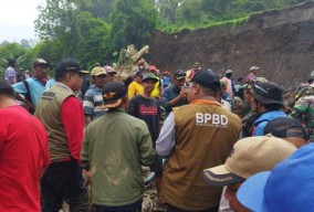 Tukang Angkut Bambu Tertimbun Longsor di Malang