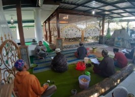 Makam Mbah Batu Jujukan Peziarah Ngalap Berkah