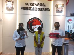 Mama Muda di Surabaya Disergap Polisi saat Ambil Ranjauan Sabu
