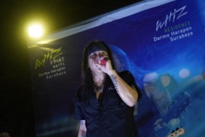 7 Tahun Whiz Hotel Darmo Harapan Surabaya: Gelar Konser Musik hingga Baksos