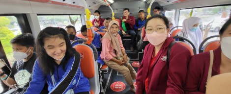 Melihat Keseruan Siswa Tunanetra Bertamasya Keliling Naik Bus Surabaya