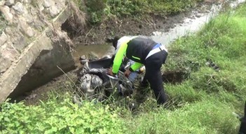 Ditemukan Pria Bertato Tersungkur di Tepi Sungai, Korban Pembunuhan?
