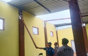 Angin Kencang Terjang Mojokerto Rusak Atap Rumah hingga Ponpes