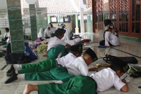 Siswa MI di Jombang Belajar di Masjid,  Kelas Rusak Diterjang Angin dan Hujan Es