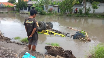 Truk Bermuatan Pasir Tenggelam di Sungai Dekat Makam Sidoarjo