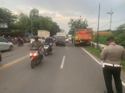 Truk Seruduk Tiga Motor Akibat Pecah Ban, Satu Tewas