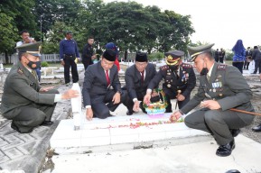 Pejabat Lamongan Tabur Bunga di Makam Pahlawan, Ini Pesan Bupati