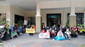 Puluhan Guru Honorer Geruduk DPRD Lamongan, Ini Tuntutannya
