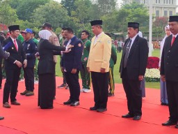 13 Tokoh Terima Lencana Jer Basuki Mawa Beya Kategori Perak