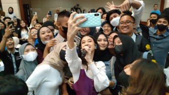 Konser Keisya Levronka Tandai Peresmian Twin Tower UWKS