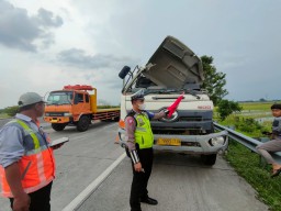Sopir Truk Molen Ngantuk, Seruduk Truk Kontainer di Tol Jombang