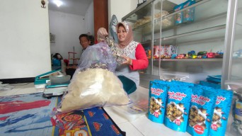 Kriuk, Renyahnya Kerupuk Kulit Patin Buatan Emak-emak di Kota Mojokerto