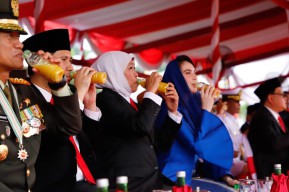 Pembentangan Merah Putih dan Aksi Minum Beras Kencur di Jatim Cetak Rekor Muri