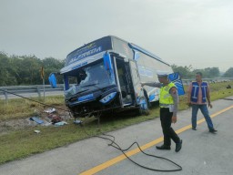 Bus Rombongan Siswa SMK Randudongkal Pemalang Terguling di Tol Pasuruan