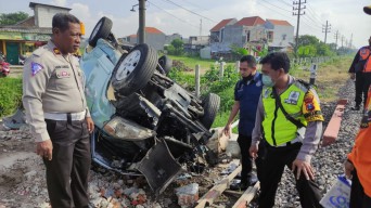 Mobil Avanza Ringsek Tertabrak Kereta Api di Sidoarjo, Pengemudi Tewas
