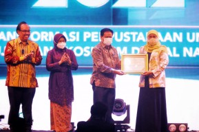 Khofifah Terima Penghargaan Perpusnas RI atas Peningkatan Literasi-Gemar Membaca