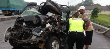 GranMax Seruduk Truk di Jombang, Satu Tewas di Lokasi