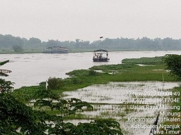 Perahu Penyeberangan Angkut Mobil Terseret Arus di Sungai Brantas Jombang