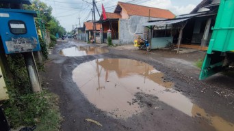 Duh! Jalan Masangan Kulon Baru, Sidoarjo Rusak Lagi Meski Baru Diperbaiki