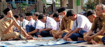 Empati Bencana Cianjur, Pelajar di Mojokerto Lakukan Salat Gaib