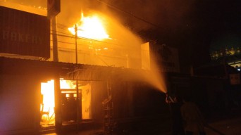 Pom Mini Terbakar Sambar Pertokoan Pasar Kranji Lamongan, Terdengar Ledakan