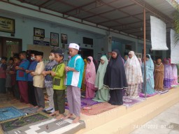 Guru dan Siswa SD di Bangkalan Salat Gaib untuk Korban Gempa Cianjur