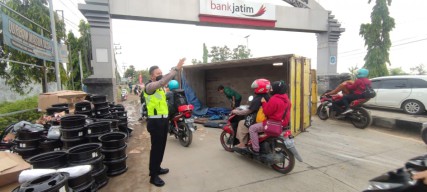 Tabrak Median Jalan, Truk Terguling Tutupi Jalan Nasional Lamongan