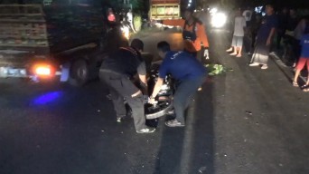 Senggolan Setir, Pengendara Motor Jatuh Tertabrak Mobil Box Misterius di Jombang
