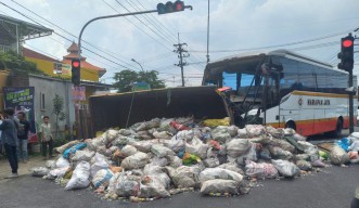 Bus Harapan Jaya Terobos Lampu Merah, Tabrak Truk di Mojokerto