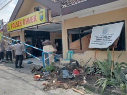 Truk Tabrak Kantor Polsek Diwek, Diduga Sopir Lelah