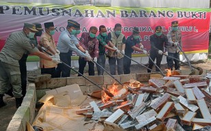Kejari Jombang Musnahkan Barang Bukti 246 Perkara, Cukai dan Narkotika Meningkat