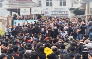 Ratusan Aremania Datangi Kejari Batu, Ini Tuntutan Mereka