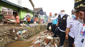 Gubernur Khofifah Bantu Warga Terdampak Banjir di Banyuwangi