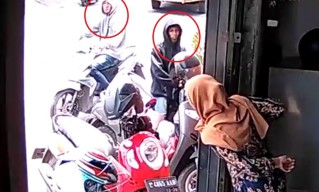 Dua Maling Gagal Gondol Motor, Aksinya Tepergok Emak-emak Berhijab