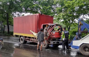 Mobil Box Tabrak Truk Tangki di Mojokerto, Sopir Terjepit