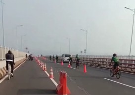 Nekat! Rombongan Pesepeda Gunakan Jalur Roda Empat di Jembatan Suramadu