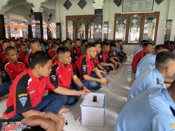 SMK PGRI 2 Ponorogo Salat Gaib dan Galang Dana untuk Korban Gempa Cianjur