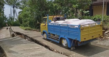 Info Warga Ponorogo! Jalan Tembus Sawoo-Sooko Ambles, Longsor Masih Mengancam