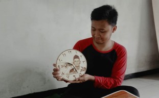 Cuan Kerajinan Jam Dinding Karakter Pahlawan, Karya Pemuda Wonosalam, Jombang