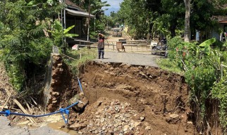 Jembatan Kunti Ponorogo Ambrol, Sungai Meluap Bawa Banyak Sampah