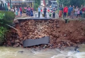 SOS! Ribuan Warga Trenggalek Terisolir, Jembatan Mukus Putus Diterjang Banjir