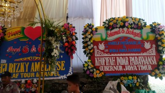 Karangan Bunga Pejabat Hiasi Pernikahan Kades Cantik Lamongan