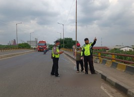 Motor Gagal Mendahului, Kakek di Sidoarjo Tewas Tertabrak Truk
