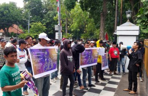 Kompi Jatim Demo di Balai Kota, Tuntut Armuji Hentikan Aksi Pansos