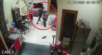 CCTV Tak Bikin Keder, Maling Berhasil Gondol Motor setelah 2 Kali Gagal