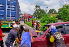 Mobil Tabrak Ekor Truk Tronton di Jombang, 4 Orang Satu Keluarga Terluka