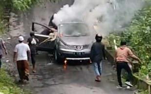 Mobil Berisi 4 Penumpang Terbakar di Sendi Pacet Mojokerto